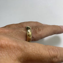 Load image into Gallery viewer, 1970s Etched Gold Wedding Band or Stacking Ring in Yellow Gold. Estate Jewelry. Affordable Vintage. - Scotch Street Vintage