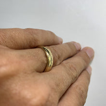 Load image into Gallery viewer, 1970s Etched Gold Wedding Band or Stacking Ring in Yellow Gold. Estate Jewelry. Affordable Vintage. - Scotch Street Vintage