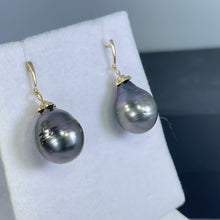 Load image into Gallery viewer, Vintage Tahitian Black Pearl Drop Earrings in 14K Yellow Gold Setting. October Birthstone.