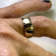 Load image into Gallery viewer, Vintage 1970s Etched Yellow Gold Wedding Band with Star Etching. Perfect Stacking Ring. - Scotch Street Vintage