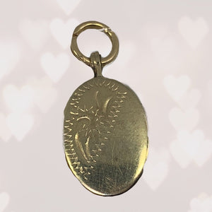 1940s Yellow Gold Locket with Floral Etching. Photo Gift for Her. Something Old Brides Gift. - Scotch Street Vintage